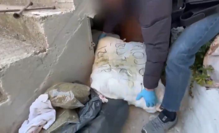 İzmir’de bir adreste 102 kilo 50 gram uyuşturucu ele geçirildi