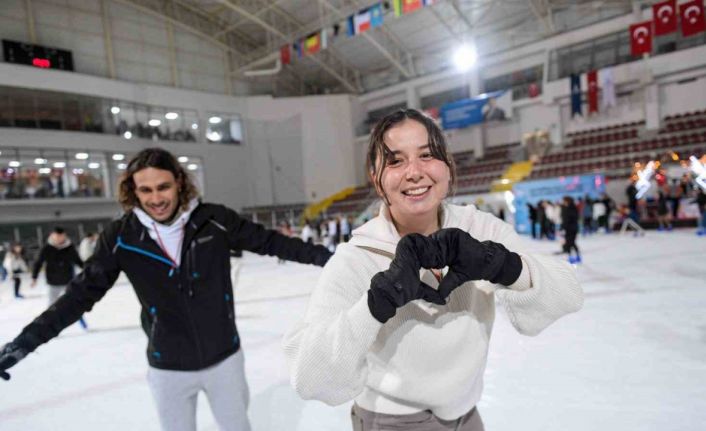 İzmirliler buz pistinde Sevgililer Gününü kutladı