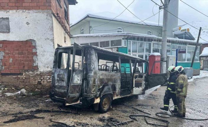 İznik’te park halindeki minibüs alev alev yandı