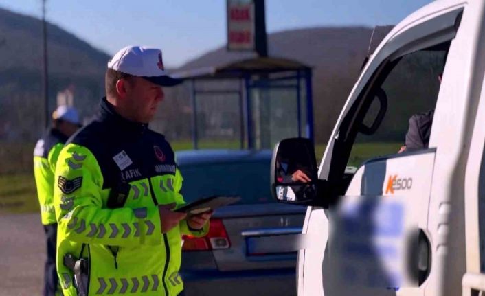 Jandarma trafikte göz açtırmıyor: 928 araç ve 223 sürücü trafikten men edildi