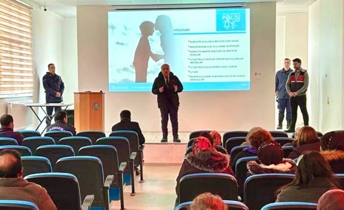 Jandarma vatandaşlara uyuşturucu ve dolandırıcılık konusunda eğitim verdi