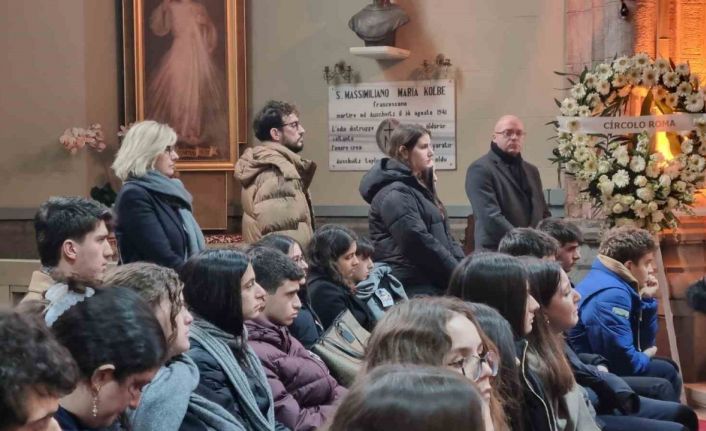 Kadıköy’de bıçaklanarak öldürülen İtalyan şefin oğlu için kilisede anma töreni düzenlendi