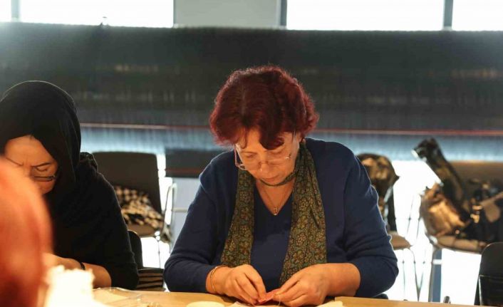 Kadınlardan sevgililer gününe özel kapı süsleri