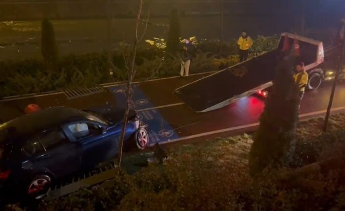 Kağıthane’de alkollü sürücünün kullandığı otomobil dere kenarındaki yürüyüş yoluna uçtu