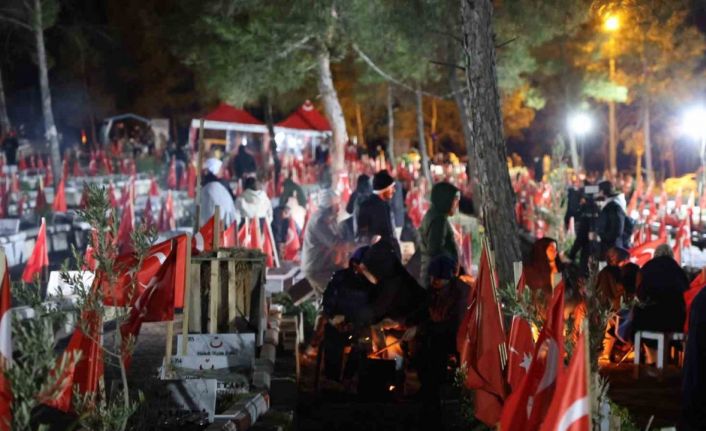 Kahramanmaraş’ta deprem şehitleri mezarlığına akın: Depremin şehitleri dualarla yad edildi