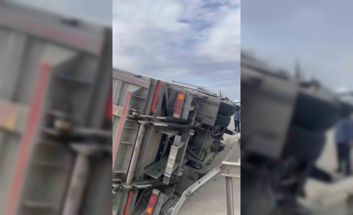 Kamyon devrildi, sürücü yaralandı