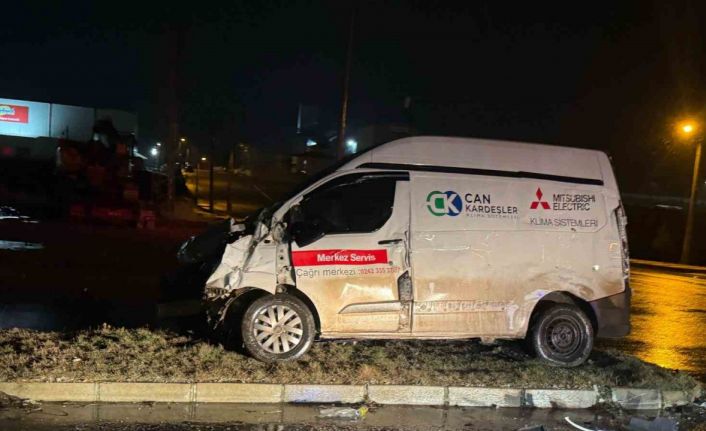 Kamyon ile minibüsün çarpıştığı kaza güvenlik kamerasında