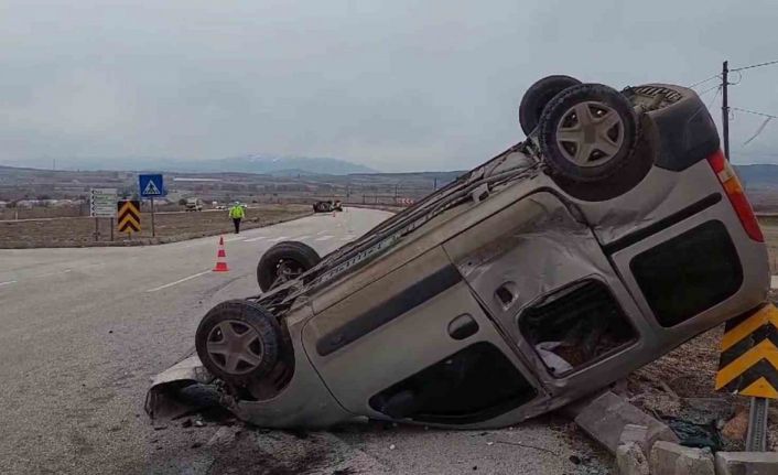 Kamyonet ile çarpışan hafif ticari araç takla attı: 3 yaralı
