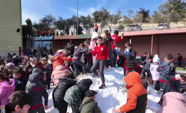 Kamyonla okul bahçesine taşınan kar, öğrencilerin neşe kaynağı oldu