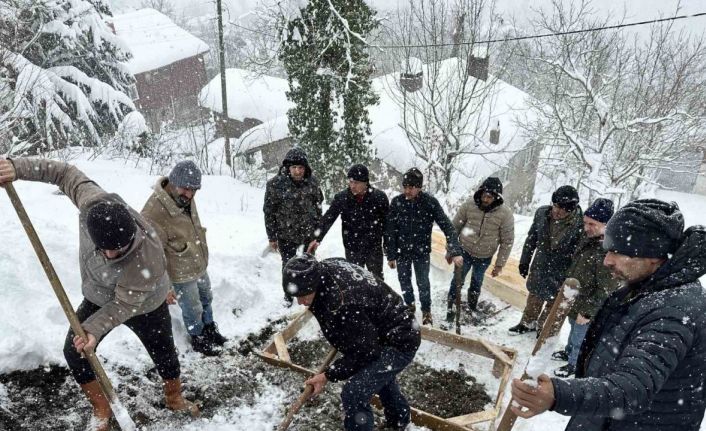 Kar kalınlığının 1 metreyi aştığı köyde zorlu defin işlemi: Cenaze aracı yolda kaldı, namaz yemekhanede kılındı