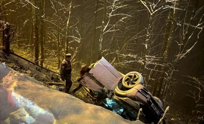 Kar kazayı beraberinde getirdi: Cip şarampole yuvarlandı, 3 kişi yaralandı