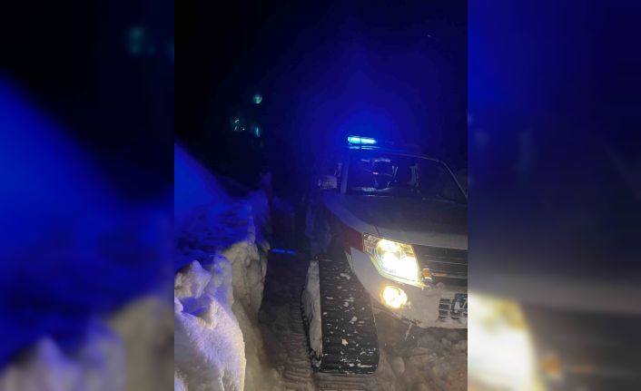 Kar nedeniyle yolu kapanan köydeki hasta, paletli ambulans yardımıyla hastaneye ulaştırıldı