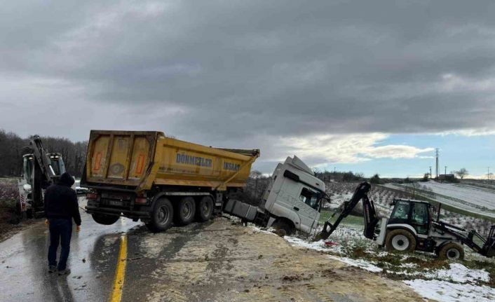 Kar sebebiyle kayan kamyon iş makinesi ile kurtarıldı