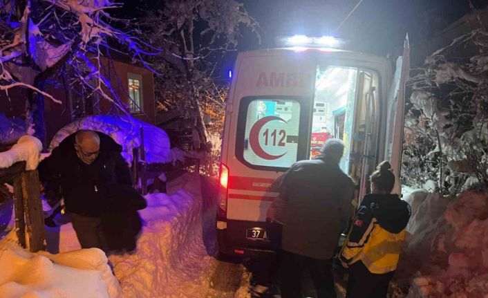 Kar sebebiyle yolları kapanan köylerdeki hastalar için seferber oldular