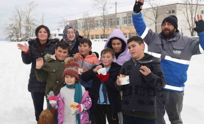 Kar topu oynayan çocuklara pizza ikramı