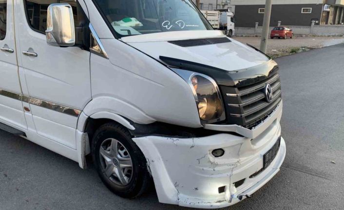 Karaman’da okul servisi ile otomobil çarpıştı: 1 yaralı