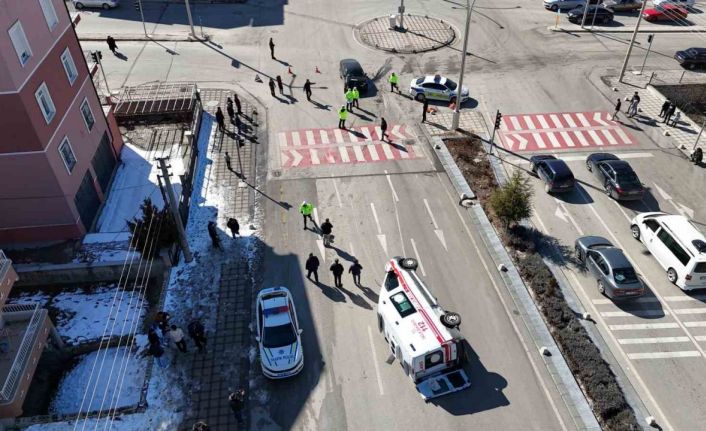 Karaman’da otomobille çarpışan ambulans devrildi: 3’ü sağlık görevlisi 5 kişi yaralandı