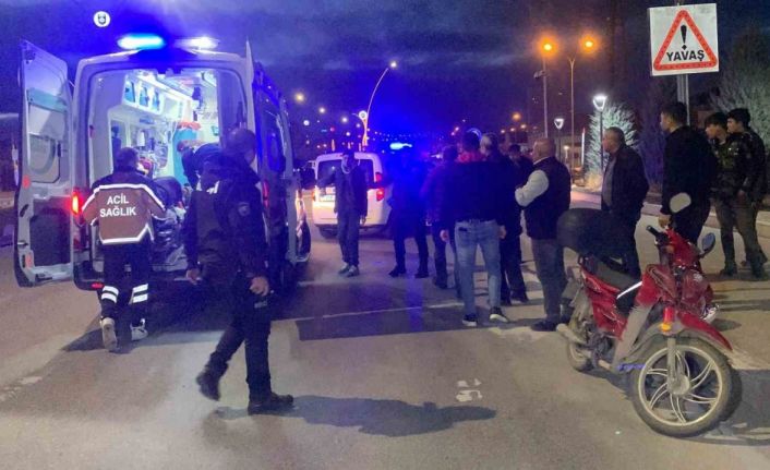 Karaman’da yolun karşısına geçmeye çalışan yayaya motosiklet çarptı: 2 yaralı