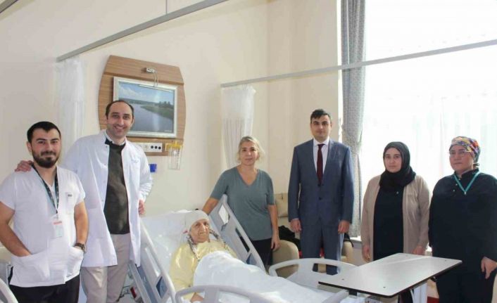 Karasu’da bir ilk: 81 yaşındaki meme kanseri kadın, cerrahi operasyonla sağlığına kavuştu