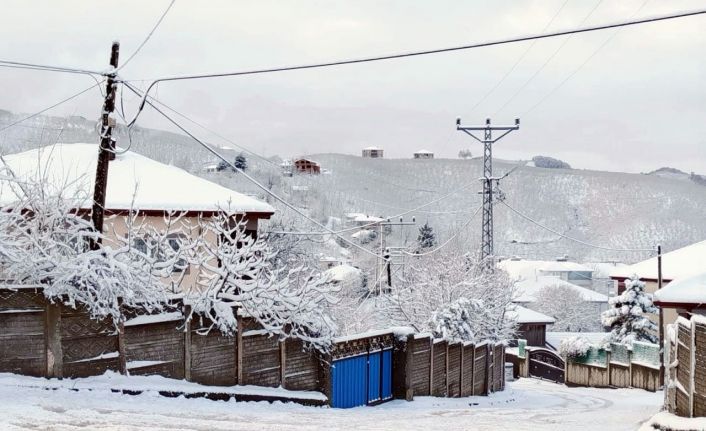 Karasu’nun yüksek mahallelerinde kar kalınlığı 10 santimi geçti