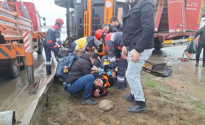 Karayolları yol süpürme kamyonu yola devrildi: 1 yaralı