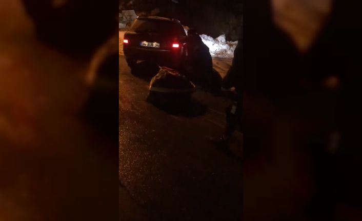 Karayolunu kapatan kayayı aracıyla çekerek yolu trafiğe açtı