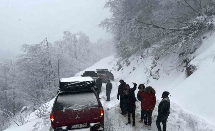 Karda mahsur kalanlar kurtarıldı