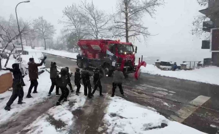 Karın temizlenmesini istemeyen çocuklar kar küreme aracını kar topu ile püskürttü