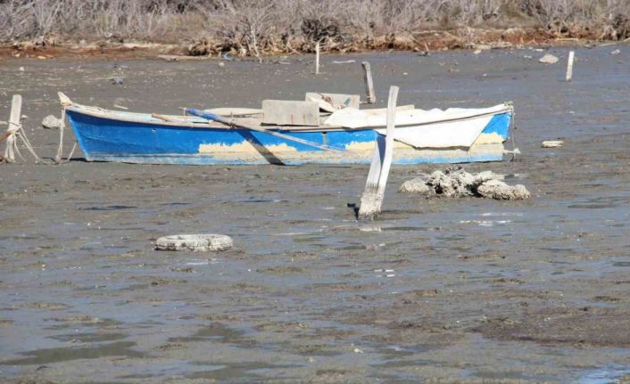 Karina’da deniz 30 metre çekildi