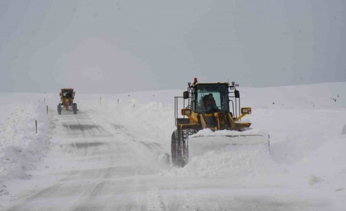 Karla kapanan Hasköy-Mutki yolu ulaşıma açıldı