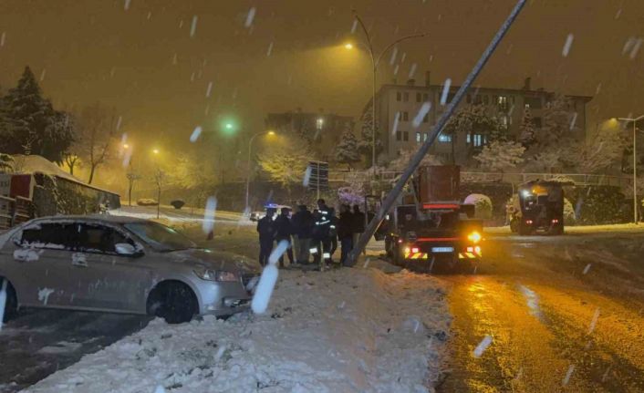 Karla kaplanan yolda 5 ayrı kaza