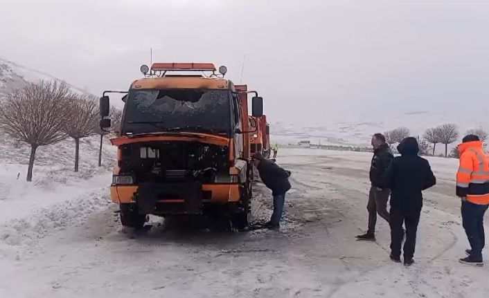 Karla mücadele kamyonu alevlere teslim oldu
