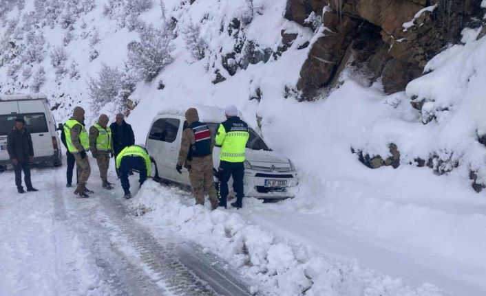 Karlı yolda mahsur kalan vatandaşların imdadına Mehmetçik yetişti