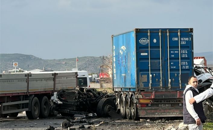 Karşı şeride geçen tır üç araca çarptı: 1 ölü, 1 yaralı