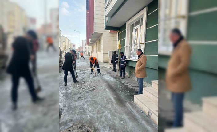 Kars’ın kaldırımların buzu kırılıyor