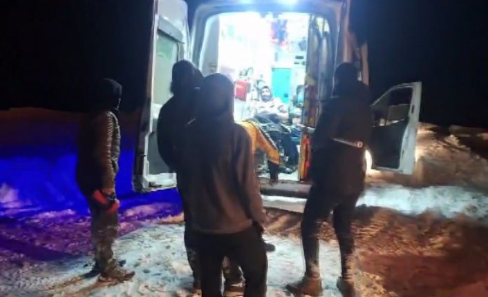 Kars’ta ekipler 1 metre karı aşarak hastayı hastaneye ulaştırdı