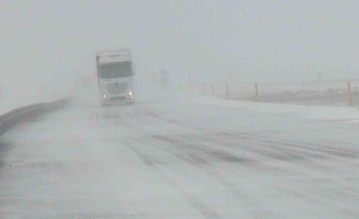 Kars’ta kar yağışı ve tipi etkili oluyor