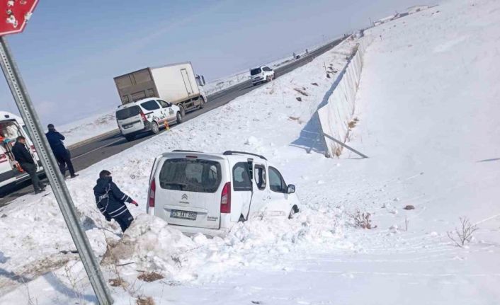Kars’ta otomobil ile ticari araç çarpıştı: 9 yaralı