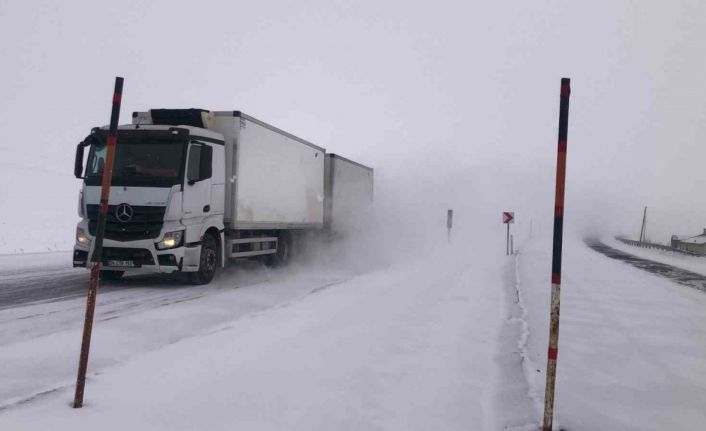 Kars’ta yüksek kesimler yeniden beyaza büründü