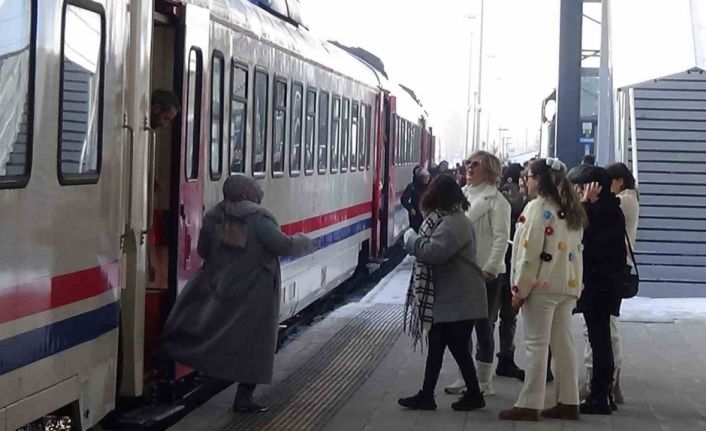 Kars’tan Erzurum’a ’dolu dolu’ tren yolculuğu