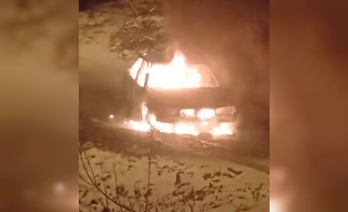 Kastamonu’da seyir halindeki otomobil alev alev yandı