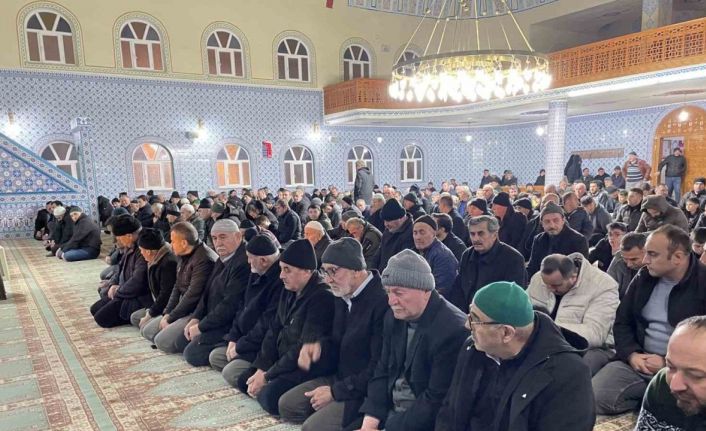 Kavak’ta Berat Kandili huşu içinde idrak edildi