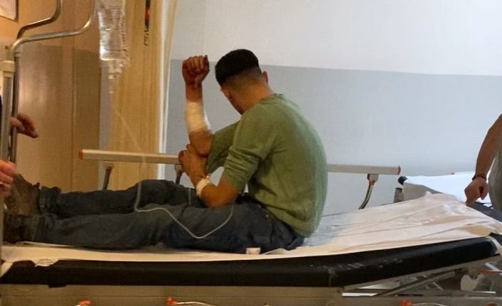 Kavga edenleri ayırmak isterken bıçakla yaralandı
