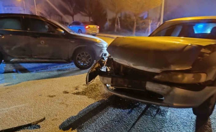 Kavşakta 2 araç çarpıştı: 1 yaralı
