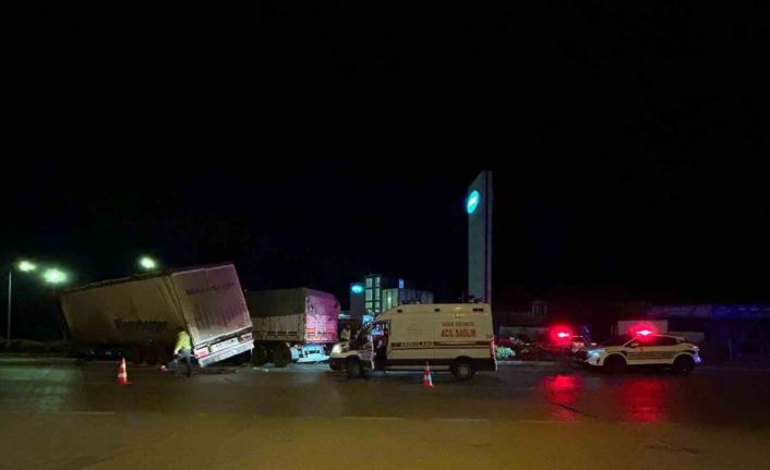Kavşakta çarpışan tırların sürücüleri yaralandı