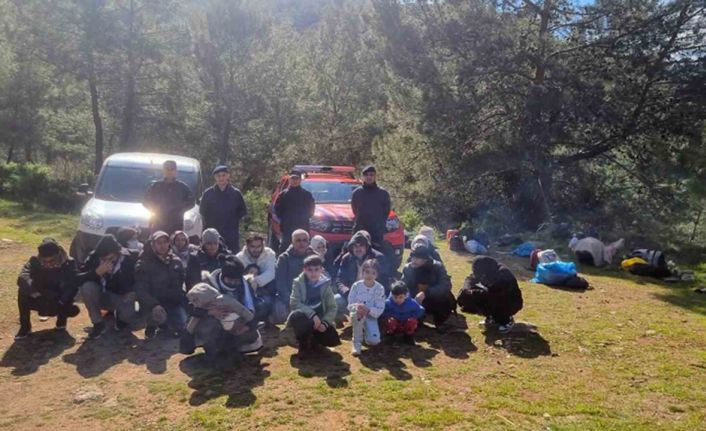 Kayaköy’de 8’i çocuk 24 düzensiz göçmen yakalandı