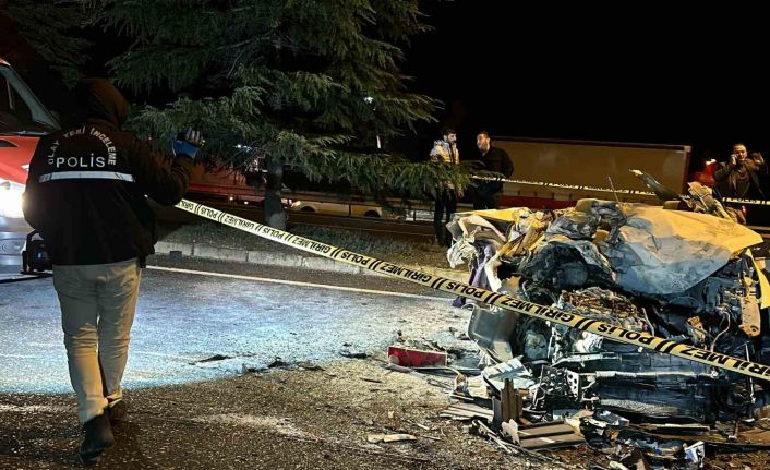 Kazada hurdaya dönen otomobilin sürücüsü hayatını kaybetti