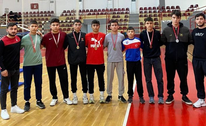 Kepez’in pehlivanlarına 3 altın