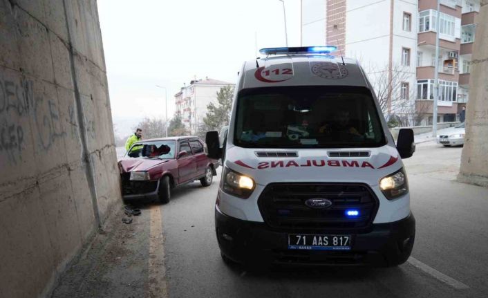 Kırıkkale’de otomobil beton duvara çarptı: 2 ağır yaralı