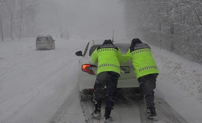 Kırklarleli’nde kar yağışı nedeniyle yolda kalan sürücülere jandarma yardım etti